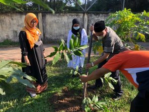 Dekan, WD II dan Koordinator saat melakukan penanaman pohon