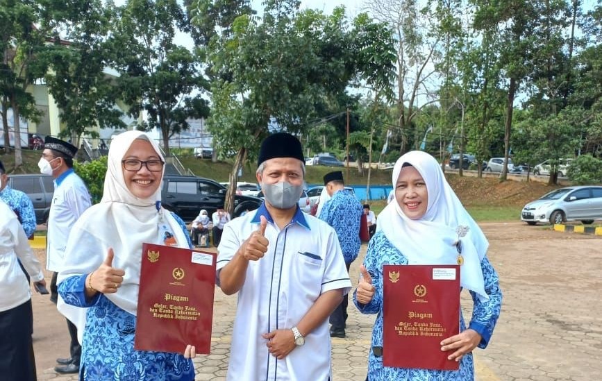 Dekan FEBI Mengucapkan Selamat Kepada Wakil Dekan I dan II atas penerimaan Satya Lencana