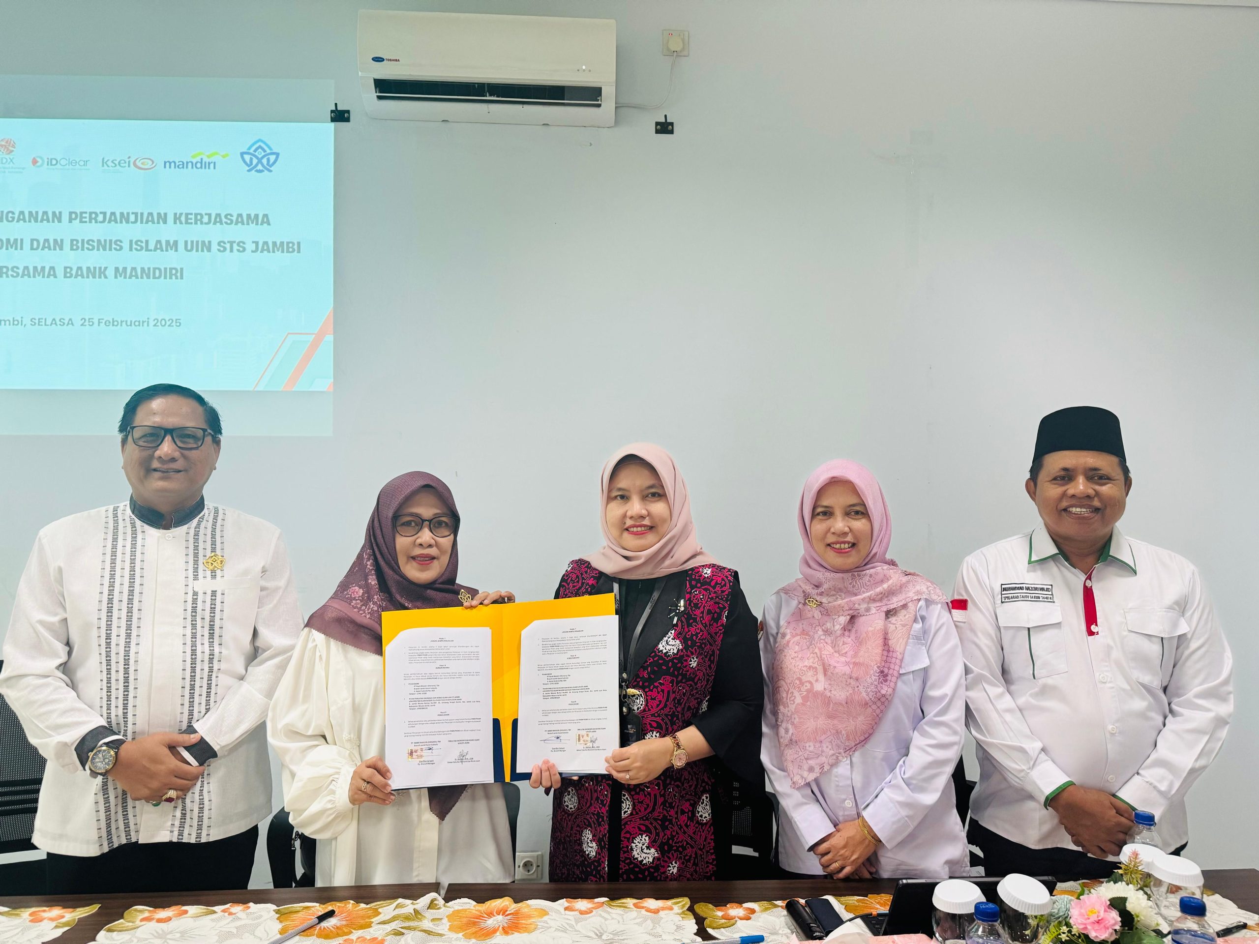 FEBI UIN SUTHA JAMBI MELAKSANAKAN PENANDATANGAN PERJANJIAN KERJASAMA BERSAMA BANK MANDIRI AREA JAMBI