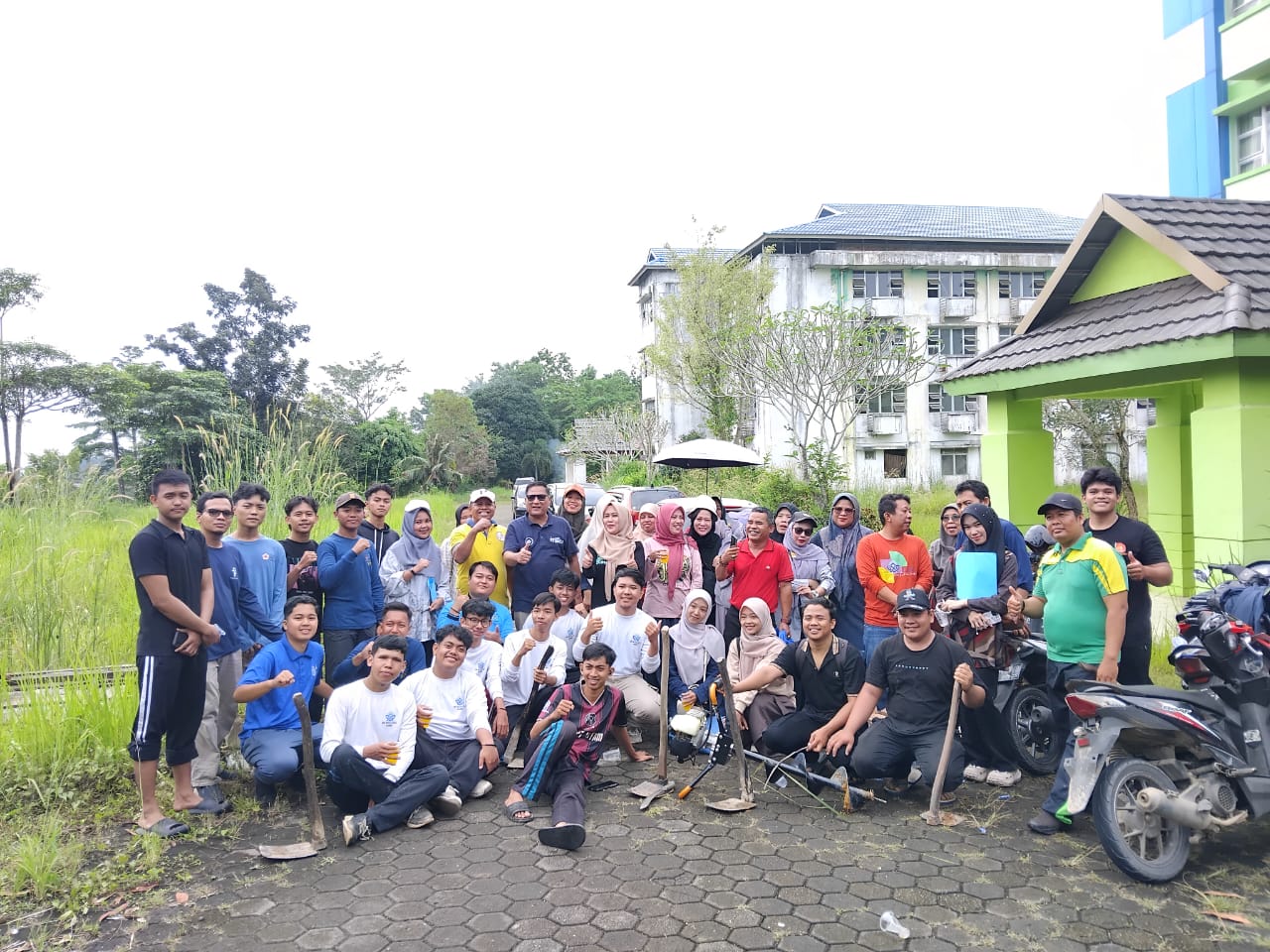 Civitas Akademica FEBI Melaksanakan Penanaman matoa di kawasan Ma’had Al-Jami’ah.